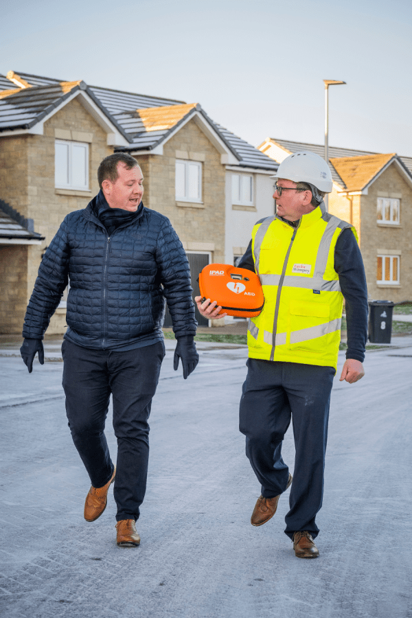 Taylor Wimpey East Scotland donates lifesaving defibrillator in